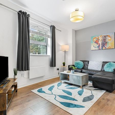 Spacious 1 Bedroom Apartment In Central ウォーキング エクステリア 写真