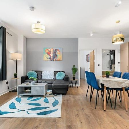 Spacious 1 Bedroom Apartment In Central ウォーキング エクステリア 写真