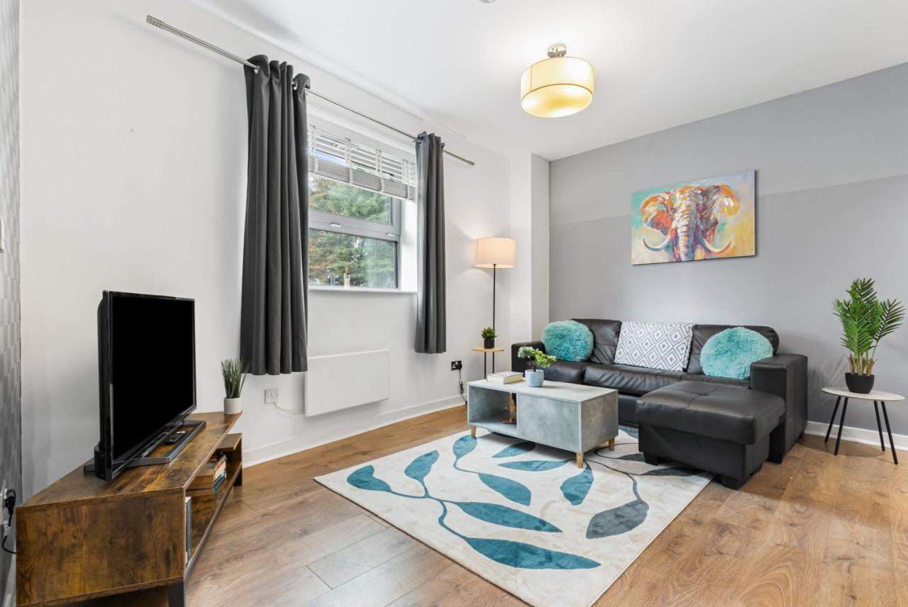 Spacious 1 Bedroom Apartment In Central ウォーキング エクステリア 写真