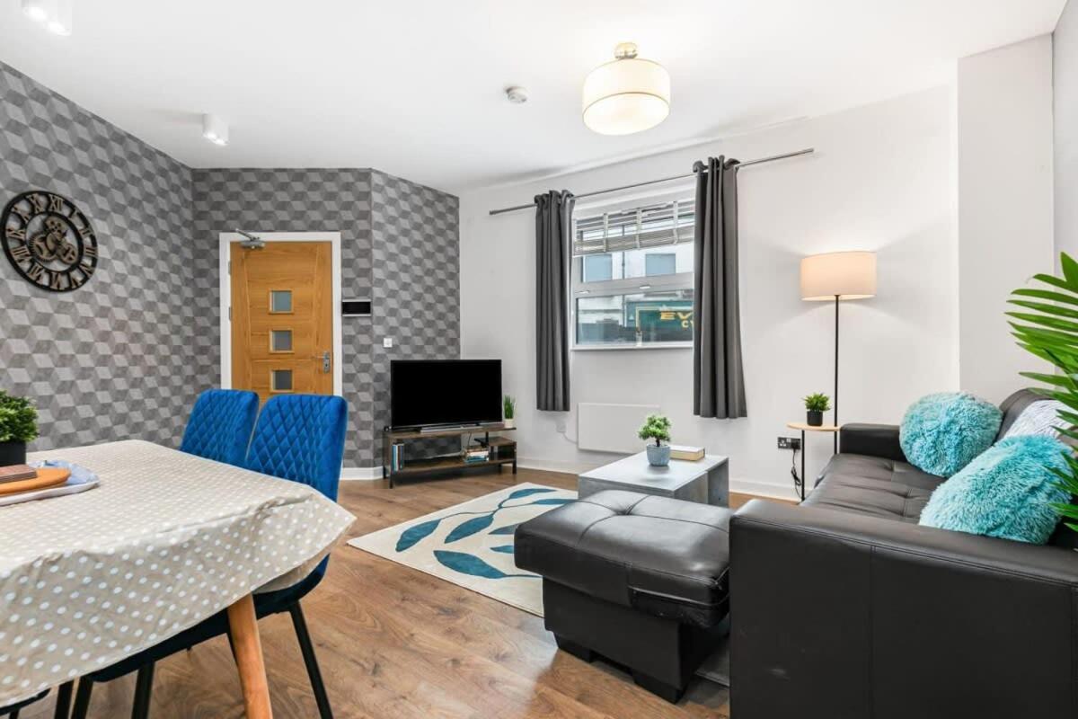 Spacious 1 Bedroom Apartment In Central ウォーキング エクステリア 写真