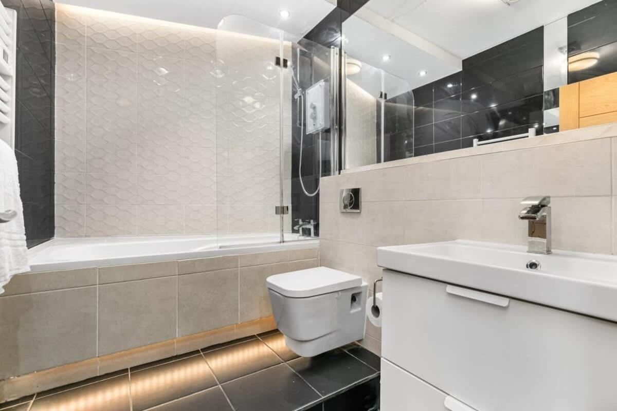 Spacious 1 Bedroom Apartment In Central ウォーキング エクステリア 写真