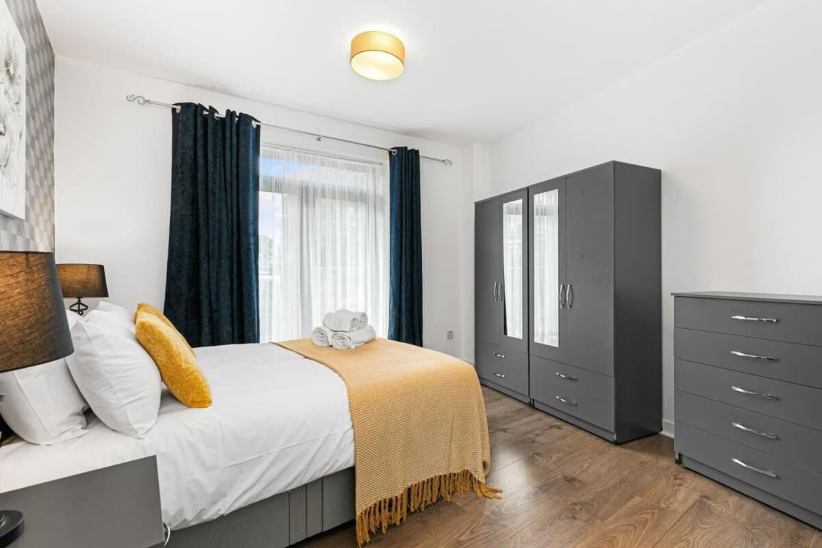 Spacious 1 Bedroom Apartment In Central ウォーキング エクステリア 写真