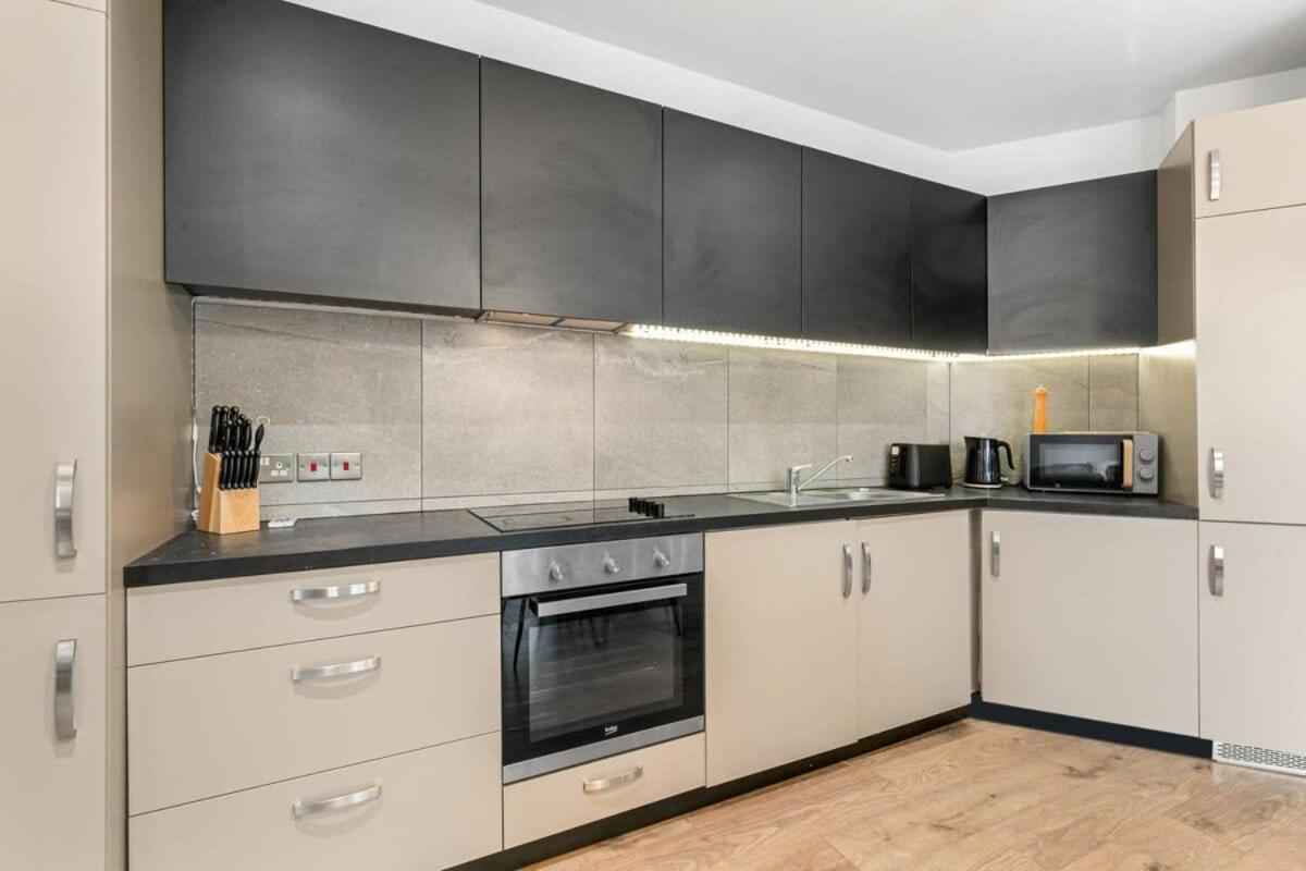 Spacious 1 Bedroom Apartment In Central ウォーキング エクステリア 写真