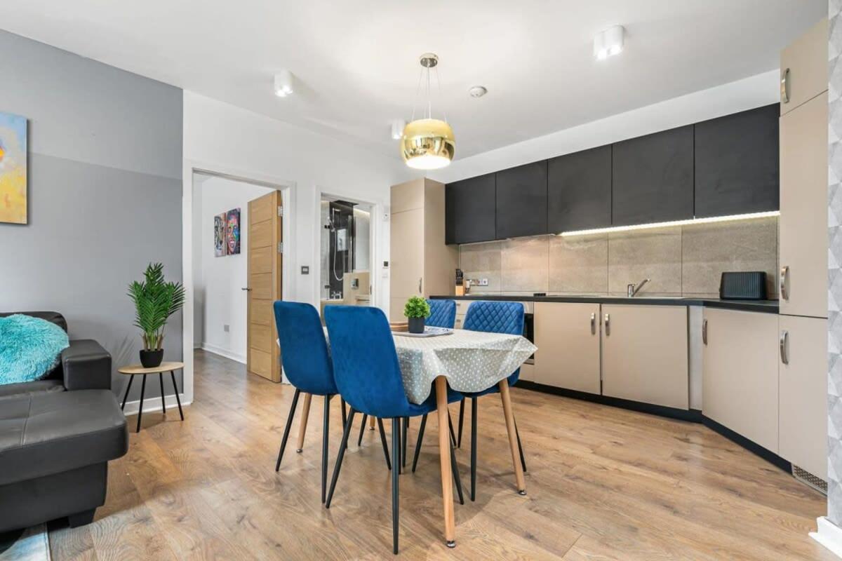 Spacious 1 Bedroom Apartment In Central ウォーキング エクステリア 写真