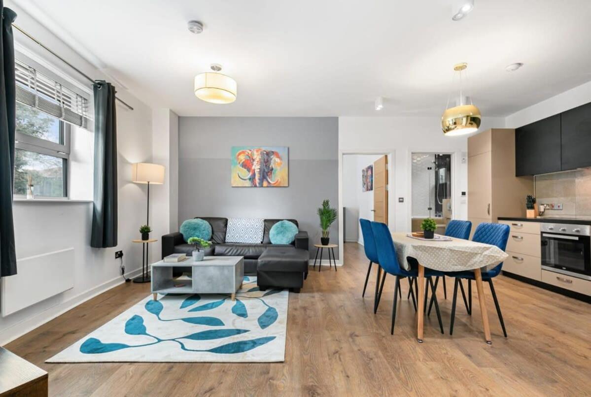 Spacious 1 Bedroom Apartment In Central ウォーキング エクステリア 写真