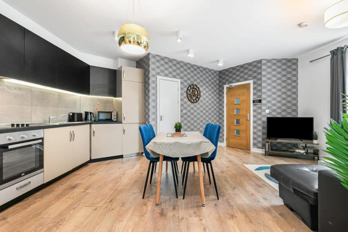 Spacious 1 Bedroom Apartment In Central ウォーキング エクステリア 写真