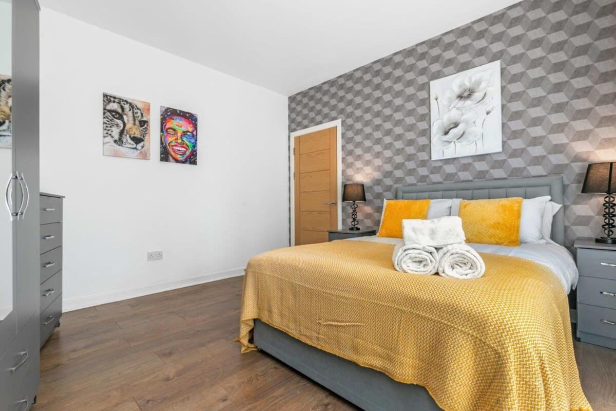 Spacious 1 Bedroom Apartment In Central ウォーキング エクステリア 写真